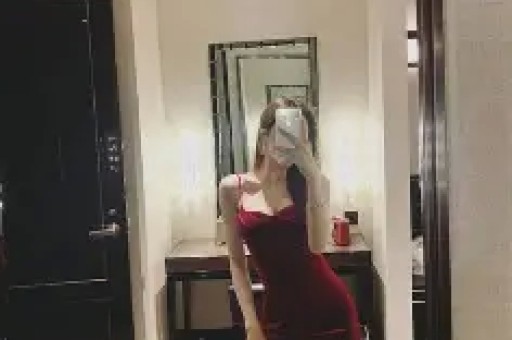 女星超大牌排场惹热议与男助理亲密举动引全网吵翻